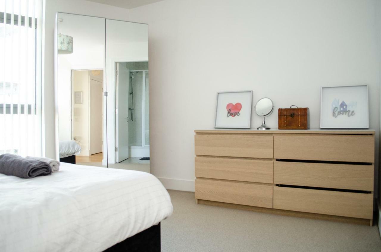 Serviced Apartment In Liverpool City Centre - Free Parking - Balcony - By Happy Days エクステリア 写真