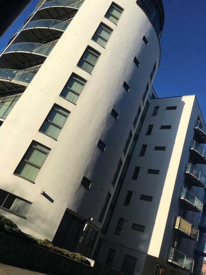 Serviced Apartment In Liverpool City Centre - Free Parking - Balcony - By Happy Days エクステリア 写真